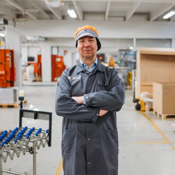 Fredman Groupin kehitysjohtaja Oscar Lindqvist tehtaalla suojavaatteissa.