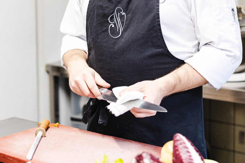 Chef Saku Wahlman cleaning his knife with the Fredman fibre cloth.