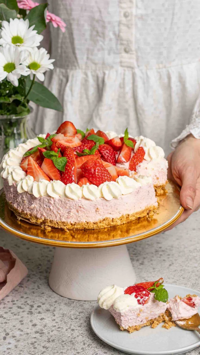 Täydellinen mansikka-juustokakku, raikas herkku jokaiseen juhlaan! 🍰

Kuvittele suussa sulava, samettinen juustokakku, jonka täyteläisyys yhdistyy tuoreiden mansikoiden raikkauteen. Tämä mansikka-juustokakku on kesän makujen juhlaa ja hurmaa jokaisen herkkusuun. 🤩😋

Mansikka-juustokakku

Pohja
200 g digestivekeksejä
50 g voita

Kakku:
2 dl vispikermaa
200 g maitorahkaa
300 g maustamatonta tuorejuustoa
6 liivatelehteä
250 g pakastemansikoita
1,5 dl sokeria

Koristeluun:
Tuoreita mansikoita
Tuoretta minttua
1 dl vispikermaa
1 rkl sokeria

Fredman leivinpaperia
Fredman pursotinpussi
Fredman pakastepussi 5 l
Fredman kultainen kakkualusta

Tee näin: 
1. Laita keksit Fredman -muovipussiin. Kauli keksit pussin päältä murusiksi. Siirrä murut sulatetun voin joukkoon. Sekoita tasaiseksi. 
2. Lisää leivinpaperi irtopohjavuuan pohjalle ja lisää päälle voi-keksimurut. Painele tasaiseksi. 
3. Lisää liivatelehdet kylmään veteen. 
4. Vispaa kerma ja lisää joukkoon tuorejuusto, maitorahka ja sokeri. 
5. Sulata mansikat ja soseuta ne tasaiseksi soseeksi sauvasekoittimella. Ota syrjään n. 1,5 dl sosetta kulhoon. Kuumenna tämä kiehuvan kuumaksi.
6. Puristele liivatelehdistä ylimääräiset vedet pois. Lisää liivatelehdet kuuman mansikkasoseen joukkoon ja sekoita koko ajan. 
7. Kaada seos täytteen joukkoon ja sekoita koko ajan. 
8. Kaada kakkutäyte irtopohjavuokaan ja tasoita pinta tasaiseksi. 
9. Siirrä kakku jääkaappiin jähmettymään. Anna jäähtyä 4 h tai yön yli. 
10. Vispaa kerma ja lisää sokeri. 
11. Viipaloi mansikat. 
12. Irrota juustokakku irtopohjavuuasta ja siirrä Fredman kakkualustan päälle. 
13. Lisää mansikoita päälle ja pursota kaunis pursotus reunaan. Koristele mintun lehdillä. 

#leivonta #juhlatarjoilut #suomalainenkeittiöperhe #ruoanpuolella